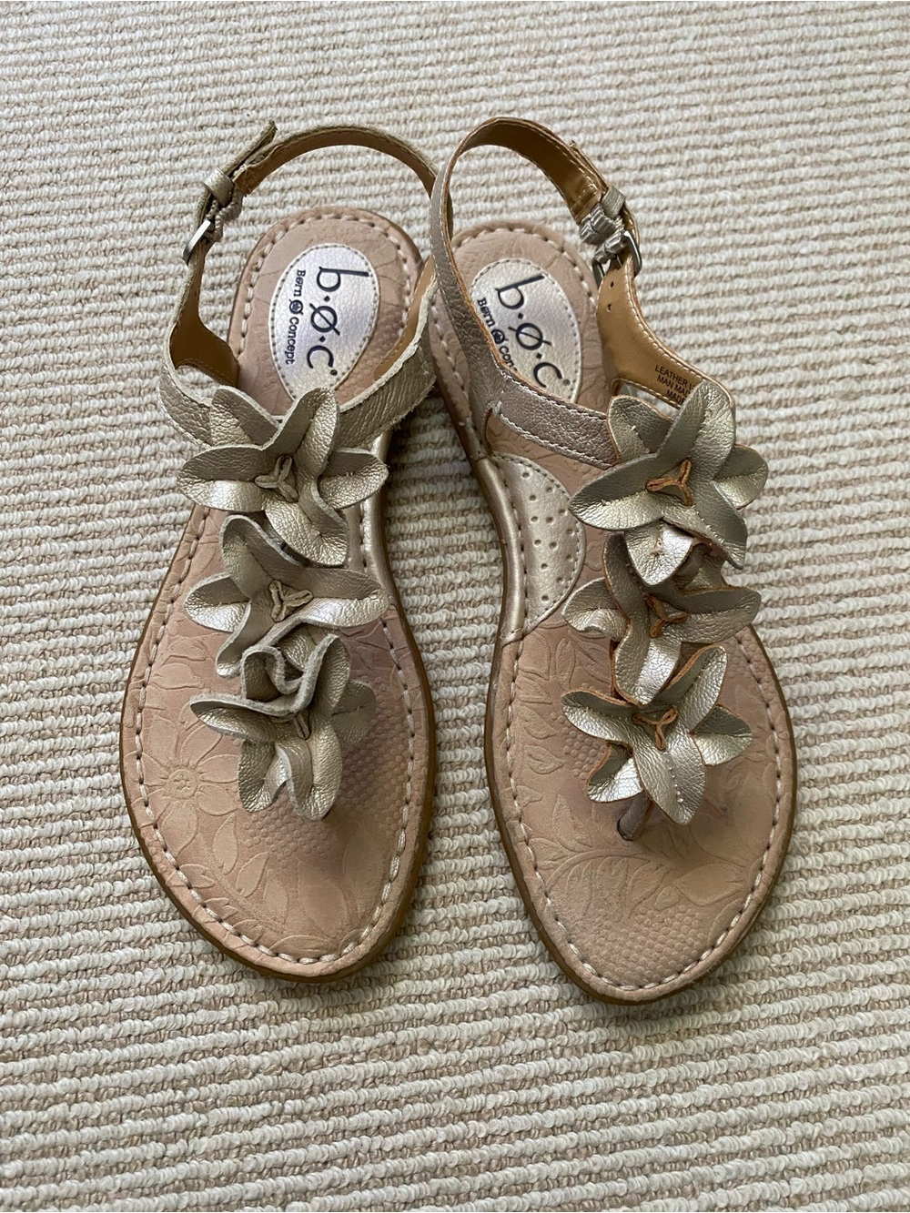 b.o.c. Metallic Gold Floral Leather Flats Sandals Size 7